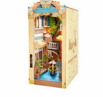 - Romantic Venice Book Nook
